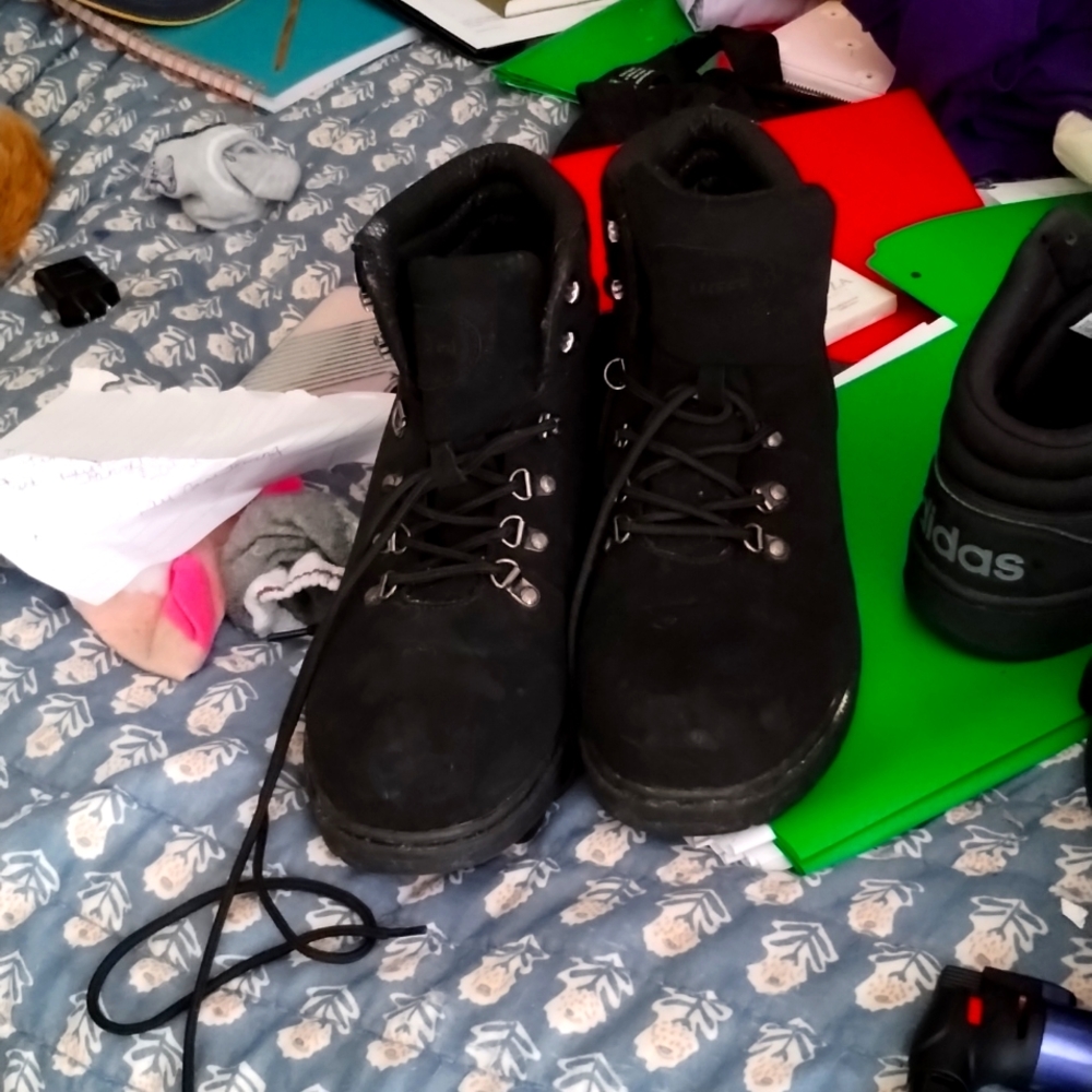 Men's size 11 lugz lightly used.. worn 3 x's if that excell. tread..very comfy